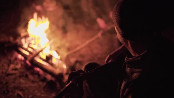 Hombre Está Tocando Guitarra Junto Fogata Naturaleza Fin Semana Naturaleza — Vídeos de Stock