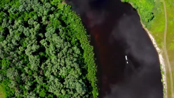 Łódź Unosi Się Rzece Drone Lata Nad Pięknym Letnim Krajobrazem — Wideo stockowe