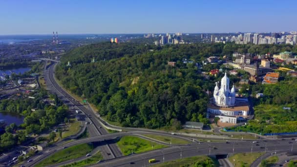 Luchtfoto Boven Naar Kruising Zomerochtend Kiev Drone Vliegt Terug Boven — Stockvideo