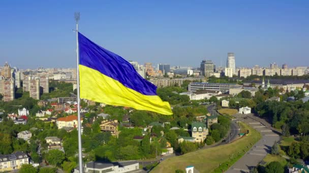 Vliegen Met Een Drone Rond Nationale Vlag Van Oekraïne Buurt — Stockvideo