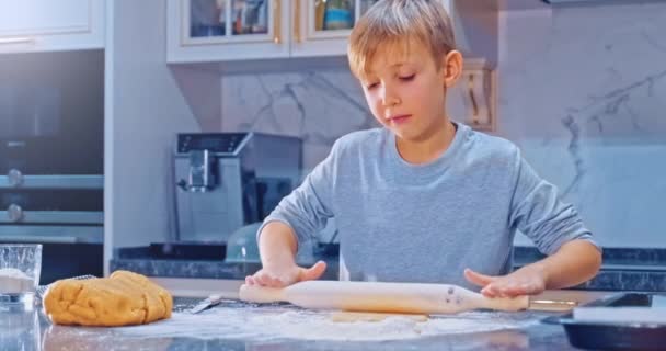 Bambino Rotolamento Pasta Con Mattarello Vista Vicino Ragazzo Stende Soldi — Video Stock