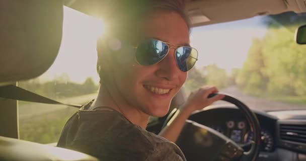Młody Szczęśliwy Facet Samochodzie Patrzący Kamerę Przystojny Młody Uśmiechnięty Mężczyzna — Wideo stockowe
