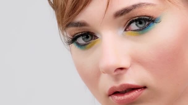 Cara Belleza Cara Cerca Una Joven Con Maquillaje Vívido Retrato — Vídeos de Stock