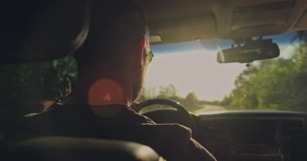 Человек Водит Машину Закате Молодой Человек Водит Машину Молодой Взрослый — стоковое видео