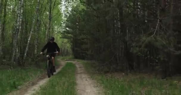 Joven Ciclista Monta Camino Forestal Adolescente Una Bicicleta Montaña Pasea — Vídeo de stock