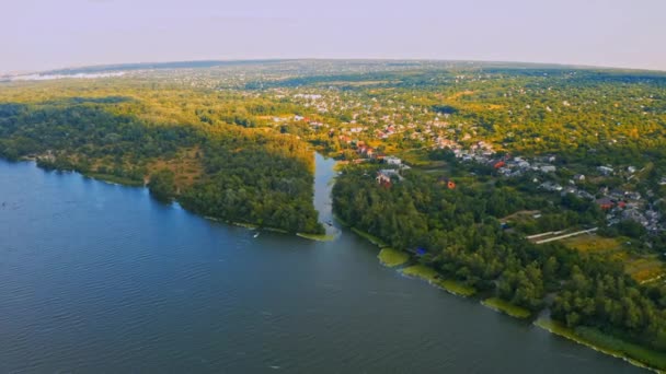 Letecký Výhled Krásné Předměstí Širokou Řekou Soukromými Domy Pohled Shora — Stock video