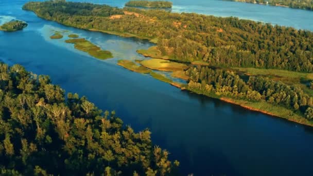 Drone Vuela Alto Sobre Hermoso Paisaje Verano Con Amplio Río — Vídeos de Stock