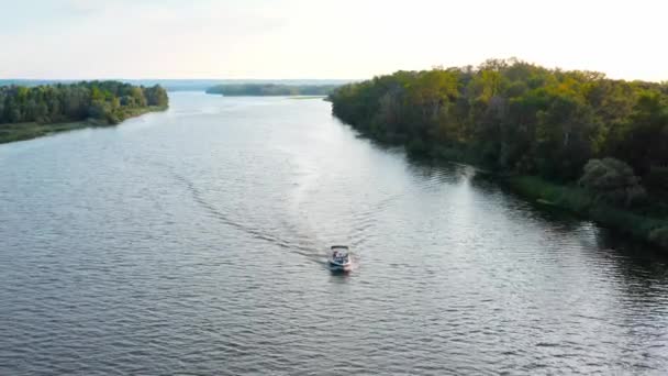 飞行员驾驶缓慢漂流的快艇在河上飞行 日落时船上还有人 和一群人一起在湖上驾驶汽船的空中景象 一家人在一艘小游艇上放松 — 图库视频影像