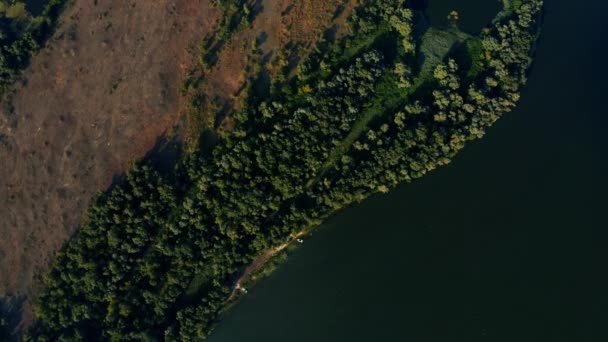 空中ビュー 夏の風景の美しいパノラマのオープニングビュー 小さな湾や島で美しい自然景観の上を飛ぶドローン — ストック動画