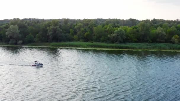 Drone Volando Por Encima Río Con Una Lancha Lenta Deriva — Vídeo de stock