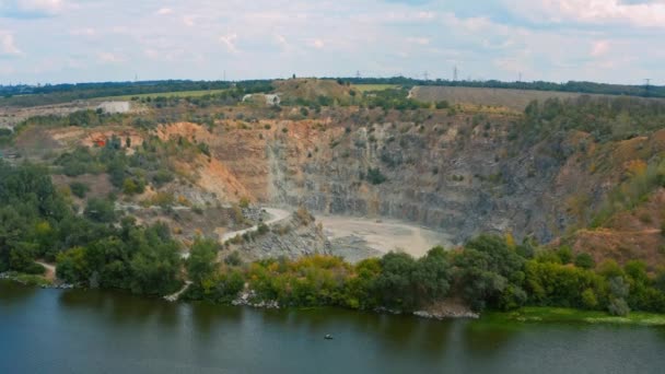 Luchtfoto Werkzaamheden Van Apparatuur Een Open Put Voor Goudwinning Drone — Stockvideo