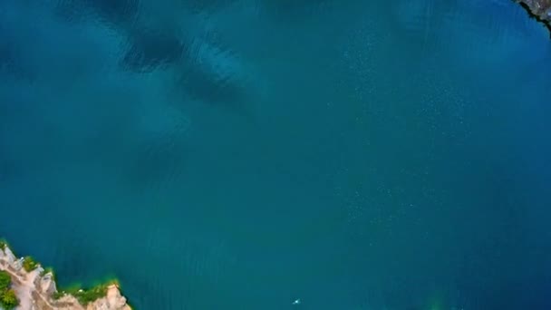 Drone Volando Por Encima Superficie Del Agua Azul Hermoso Lago — Vídeo de stock