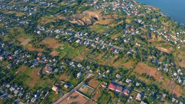 Dron Létá Nad Soukromými Domy Poblíž Velkého Jezera Nádherný Venkovský — Stock video