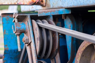 Bir tarım makinesinin kemer sürüş sistemi, yakın plan.