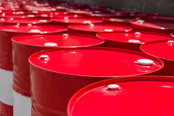 Petrol dolu kırmızı fıçılar..