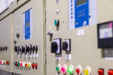 Otomatik kontrol sisteminin kompartımanını bir anahtar paneliyle değiştir.