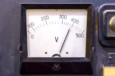 Cihaz, enstrüman panelindeki analog voltmetre vintage, yakın plan..