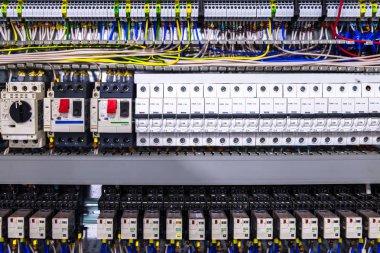 Otomatik kontrol sisteminin kompartımanını bir anahtar paneliyle değiştir.