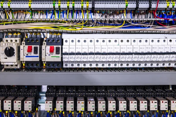 Otomatik kontrol sisteminin kompartımanını bir anahtar paneliyle değiştir.