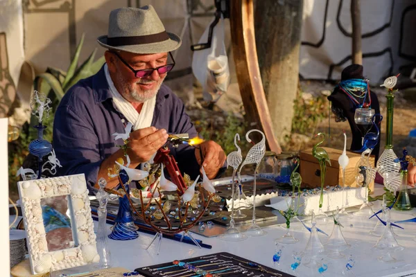 22 Mayıs 2018, Marmaris, Türkiye: Yaşlı bir cam üfleyici sokakta çalışıyor. — Stok fotoğraf