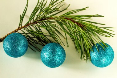 Noel ağacının beyaz arka planlı yeşil dalında mavi toplar