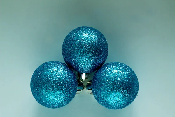 Karácsonyi Kék Golyók Egy Zöld Ága Karácsonyfa Egy Fehér Háttér — Stock Fotó