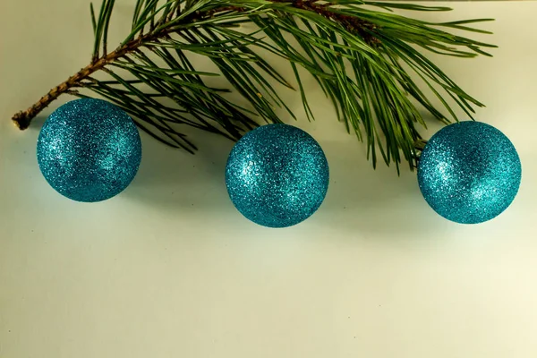 Χριστουγεννιάτικες Μπλε Μπάλες Ένα Πράσινο Κλαδί Του Χριστουγεννιάτικου Δέντρου Λευκό — Φωτογραφία Αρχείου