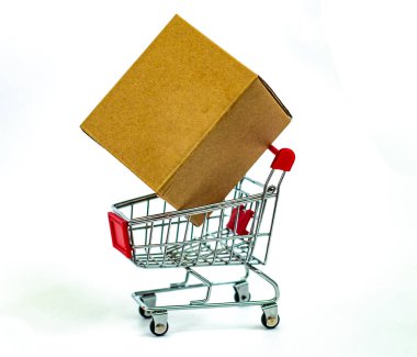 Beyaz arka planda karton kutulu alışveriş arabası.