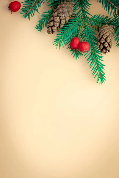 Σύνθεση Διακοσμημένο Χριστουγεννιάτικο Δέντρο Μπεζ Φόντο Χώρο Για Κείμενο Χριστουγεννιάτικη — Φωτογραφία Αρχείου