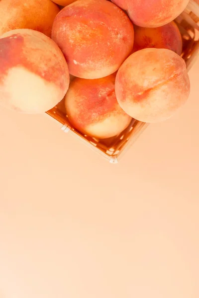 米色背景上有三个黄色的桃子 从顶部看问题 — 图库照片