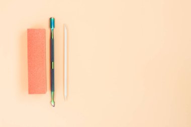 sarı arka planda manikür için turuncu çubuk.