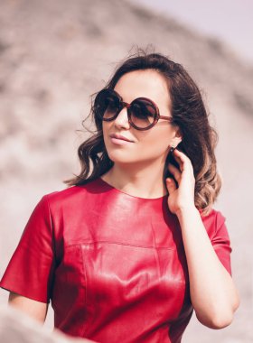 Sıcak bir sonbahar gününde bir kızın yürüyüşü. Ural güzellik, zarafet ve tarz.