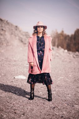 Sıcak bir sonbahar gününde bir kızın yürüyüşü. Ural güzellik, zarafet ve tarz.
