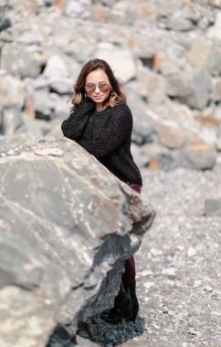 Sıcak bir sonbahar gününde bir kızın yürüyüşü. Ural güzellik, zarafet ve tarz.