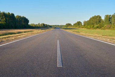 Orta Rusya 'da gün batımında bir yol geri çekiliyor.