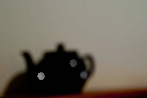 Размытый Черный Керамический Чайный Кувшин Копирайтом — стоковое фото