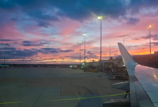 Vreedzame Twilight Avond Scène Luchthaven Met Een Vliegtuig Vleugel Klaar — Stockfoto