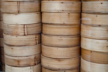 Bambu dim sum yum cha ahşap kapları yığınında koydu