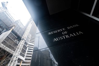 Melbourne, Avustralya - 26 Temmuz 2018: Rezerv Bankası siyah granit duvar Melbourne Avustralya Avustralya adı ile yüksek binalar bir yansımasıdır. Rba bina 60 Collins St, Melbourne Vic 3000 Avustralya yer alır.