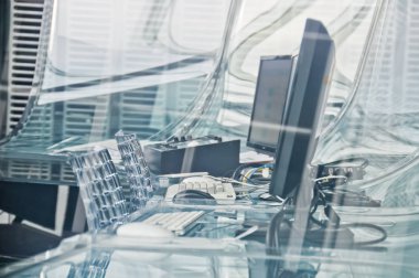 Yüksek teknoloji bilgisayar monitörleri ve klavye ve fare ile işlem güvenlik kontrol odasında ayarla