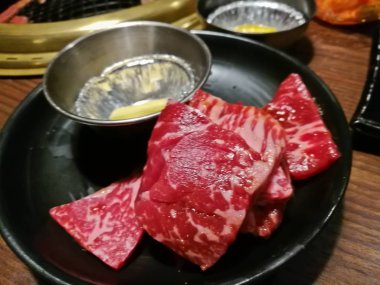 Premium Japon ızgara sığır eti yakiniku yangın tencerede Tokyo Japonya Ebru Wagyu