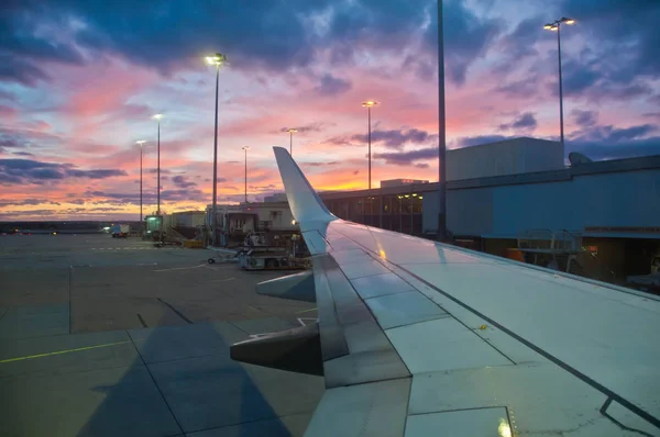 Vreedzame Twilight Avond Scène Luchthaven Met Een Wit Vliegtuig Vleugel — Stockfoto