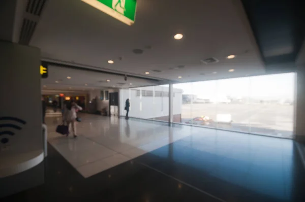 机场为乘客提供免费无线网络信号的模糊场景 — 图库照片