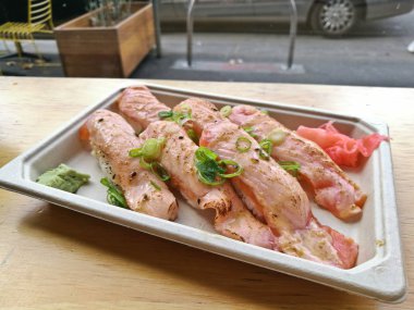 Aburi biraz yağlı somon dansöz nigiri suşi ızgara