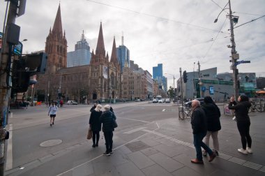 Melbourne, Avustralya - 26 Temmuz 2018: Kalabalık ve St Paul Katedrali ve Federasyon Meydanı Melbourne Avustralya arasında kavşak