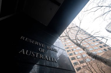 Melbourne, Avustralya - 26 Temmuz 2018: Rezerv Bankası siyah granit duvar Melbourne Avustralya Avustralya adı ile yüksek binalar bir yansımasıdır. Rba bina 60 Collins St, Melbourne Vic 3000 Avustralya yer alır.