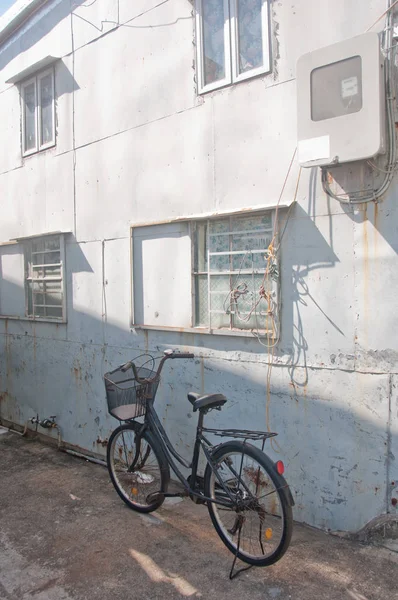 Old Black Classic Vintage Family Bike Parks Old House Sunny — Foto de Stock