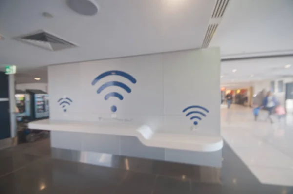 机场为乘客提供免费无线网络信号的模糊场景 — 图库照片
