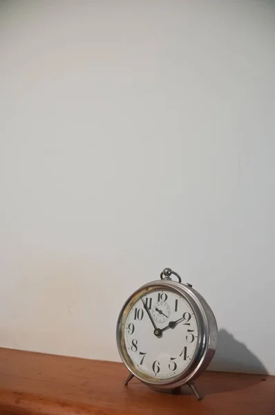 Relógio Dourado Vintage Clássico Uma Mesa Com Copyspace — Fotografia de Stock