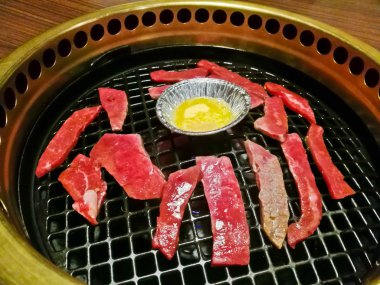 Premium Japon ızgara sığır eti yakiniku yangın tencerede Tokyo Japonya Ebru Wagyu